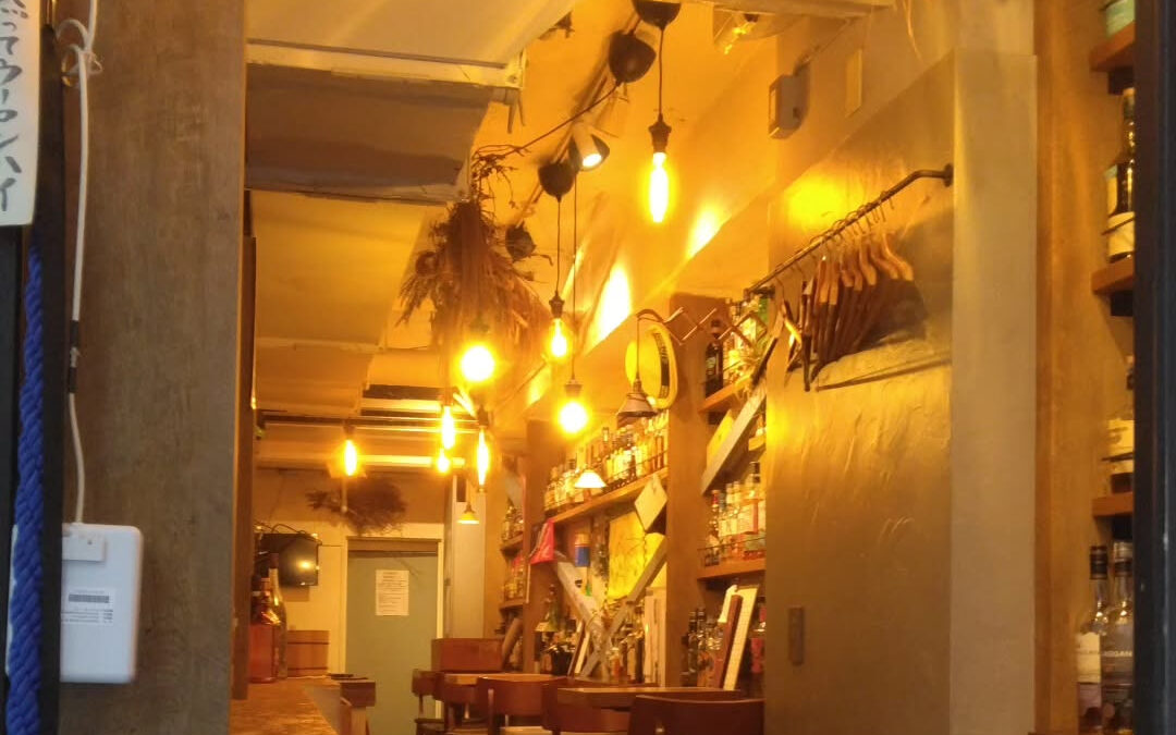 お店は幅が狭く長いお店です